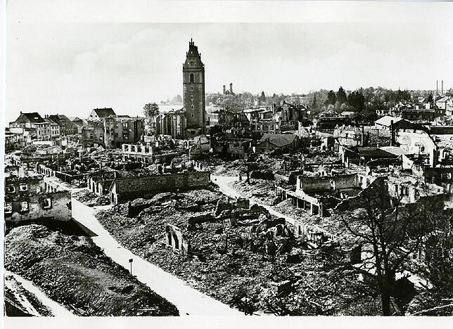 Nach den Luftangriffen lag die Altstadt Friedrichshafens 1944 in Schutt und Asche.