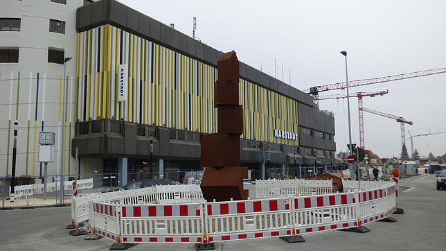 Ein Rechtsstreit zeichnet sich ab um die Idee, den Arkadengang am Karstadtgebäude zu verglasen.