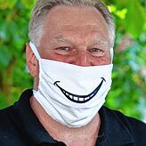 Manfred Denner hat gut lachen &ndash; das er mit seiner Schutzmaske zeigt.
