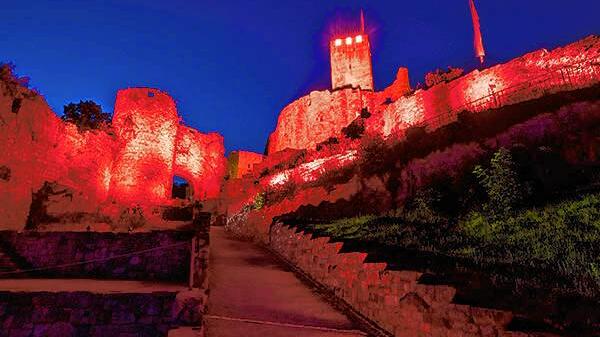 Night of Light: Die Burgruine Rötteln in Lörrach ist rot beleuchtet.