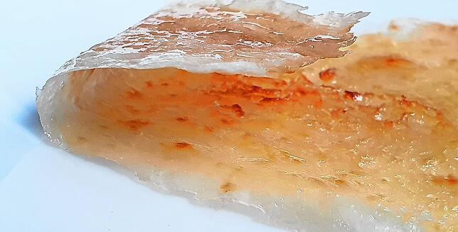 Ein gegrilltes Stück &bdquo;Cheebab&ldquo; liegt auf einem Teller.