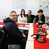Zu einer kleinen Adventsfeier kommen auch Familien mit Kindern ins Quartierbüro in die Alpenstraße. Im Bild (hinten von links) Laura ...