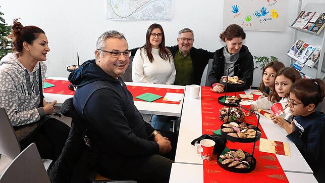 Zu einer kleinen Adventsfeier kommen auch Familien mit Kindern ins Quartierbüro in die Alpenstraße. Im Bild (hinten von links) Laura ...