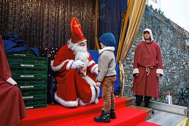 Zahlreiche Kinder erzählen dem Nikolaus in Tiengen ihre Wünsche.
