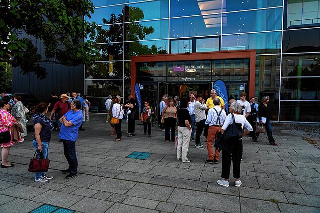 Vor dem Einlass mussten die Menschen ein wenig anstehen. Polizei und Personenschutz waren rund um den Ministerbesuch sichtbar präsent.