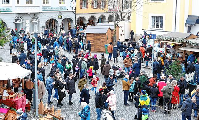 Volle Straßen zwischen den Ständen des Adventsmarkt 2024.