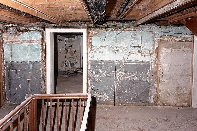 Eine alte Wandbemalung in Hellblau und Grau ist im Obergeschoss des Fischerhauses im Flur hinter Brettern entdeckt worden. Foto: ...