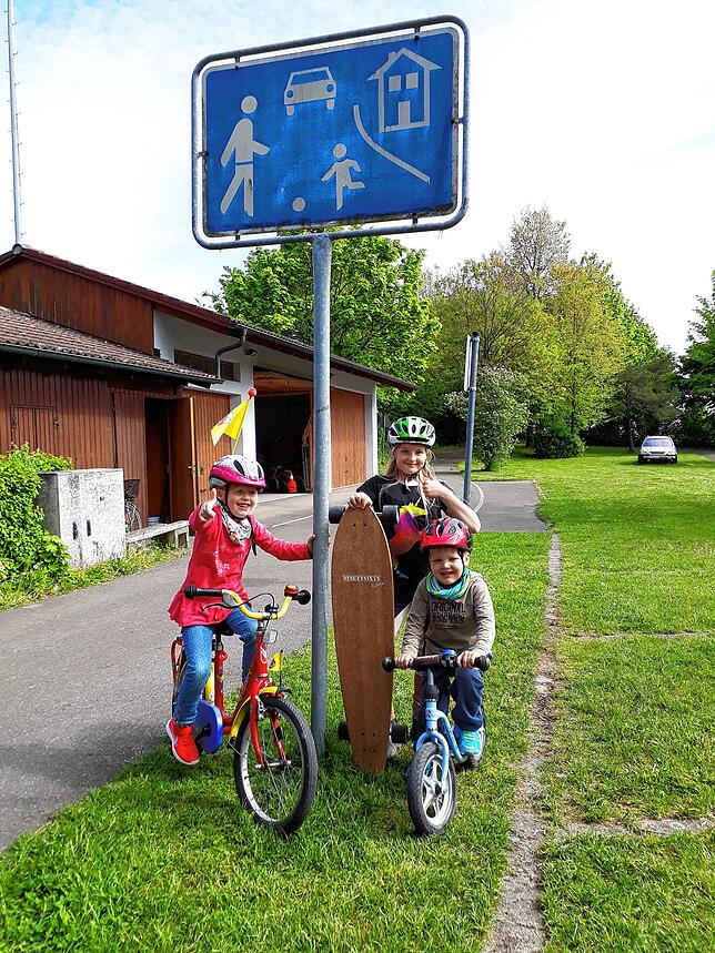 Emma (7), Kim (9) und Moritz (4) freuen sich: hier gibt es nicht nur eine Spielstraße, sondern einen ganzen Platz für alle Kinder.