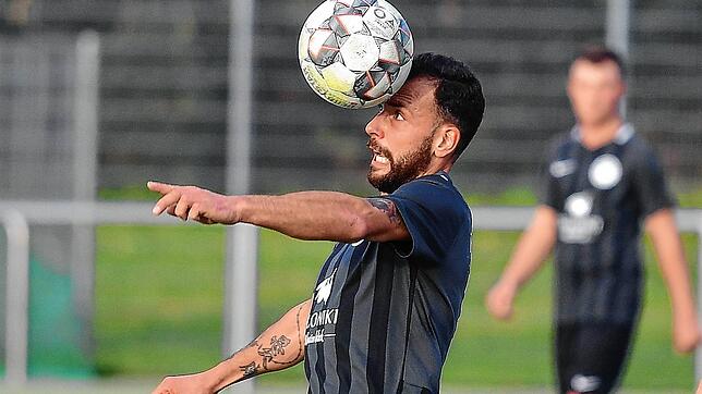 Trifft aus dem Nichts: Routinier Francesco Melina glich mit der ersten Chance für den FC Hochrhein zum 1:1 aus. Später verwandelte ...