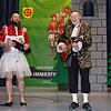 Rapunzel Manuel Köhler (links) hat den langen Haarzopf nicht auf dem Kopf sondern am Bart und singt mit Vater Walter über neudeutsche ...