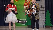 Rapunzel Manuel Köhler (links) hat den langen Haarzopf nicht auf dem Kopf sondern am Bart und singt mit Vater Walter über neudeutsche ...
