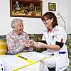 Margot Grünert (links) freut sich über den Besuch von Alexandra Marenski von der Sozialstation St. Elisabeth. Sie besucht die Seniorin ...