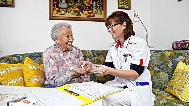 Margot Grünert (links) freut sich über den Besuch von Alexandra Marenski von der Sozialstation St. Elisabeth. Sie besucht die Seniorin ...
