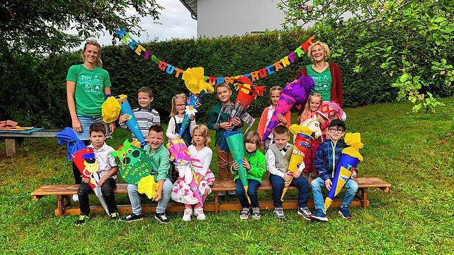 Die Klasse 1 der Grundschule in Bachheim-Unadingen mit den Klassenlehrerinnen Isabelle Sauer und Susanne Marx (von links).