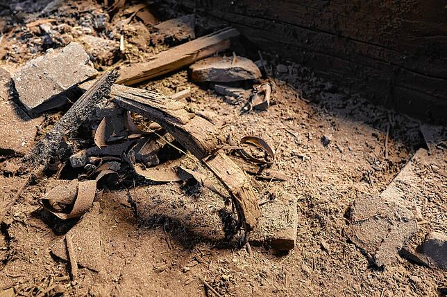 Das hat es offenbar schon immer gegeben: Die Holzreste von Arbeiten im 16. Jahrhundert liegen unter dem geöffneten Bodenplatten des Daches.