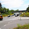 Kreuzung auf der Bundesstraße 34: Links zweigt die Auffahrt zur B 33 ab, rechts ist die Einfahrt zum Kieswerk von Meichle und Mohr. ...