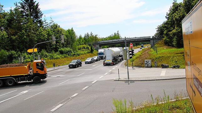 Kreuzung auf der Bundesstraße 34: Links zweigt die Auffahrt zur B 33 ab, rechts ist die Einfahrt zum Kieswerk von Meichle und Mohr. ...
