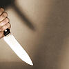 Ein Mann mit einem Messer in der Hand. (Symbolbild) Am Rhein in Bad Säckingen ist ein 32-Jähriger mit einem Messer attackiert und schwer ...