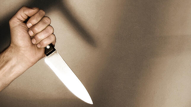 Ein Mann mit einem Messer in der Hand. (Symbolbild) Am Rhein in Bad Säckingen ist ein 32-Jähriger mit einem Messer attackiert und schwer ...