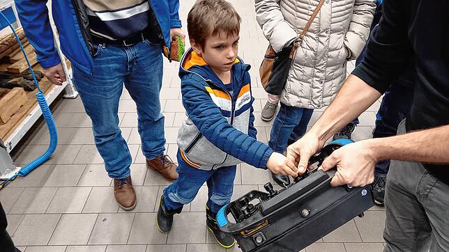 Fast kinderleicht ist die Bedienung der schweren Maschinen über Fernbedienung.