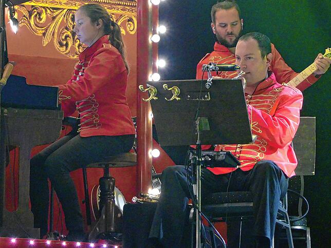 Bild 14: Musical-Karussell feiert Premiere: Das sind die Bilder (II)