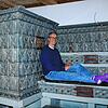 Roger Rehbein genießt die Wärme des funktionsfähige Kachelofen aus dem 19. Jahrhundert. Mit Frau und Sohn hat er in den vergangenen ...