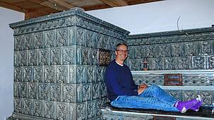 Roger Rehbein genießt die Wärme des funktionsfähige Kachelofen aus dem 19. Jahrhundert. Mit Frau und Sohn hat er in den vergangenen ...