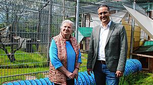 Nada Lange (links) stellt dem Hohenfelser Bürgermeister Florian Zindeler ihr Wildkatzen-Projekt vor.