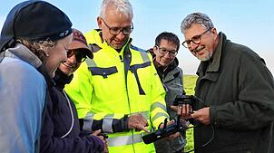 Rose Irion, Birgit Andris-Boroewitsch, Achim Förster, Sonja Haberer und Erhard Jauch (von links) halten mit modernster Technik Ausschau ...