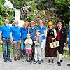 Über eine gelungene Fotoaktion am Triberger Wasserfall freut sich das rotarische Team samt Trachtenträgern.