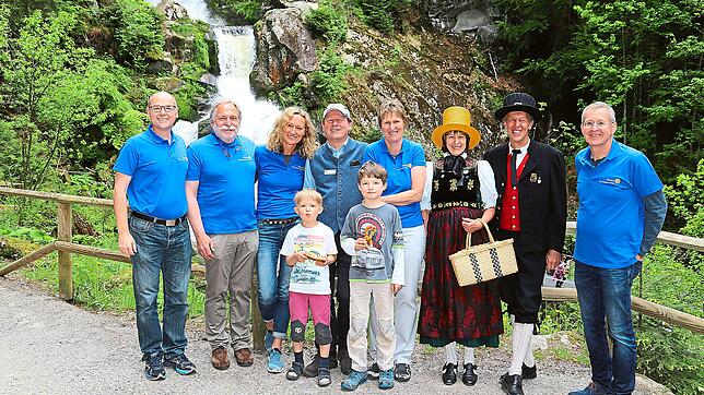 Über eine gelungene Fotoaktion am Triberger Wasserfall freut sich das rotarische Team samt Trachtenträgern.