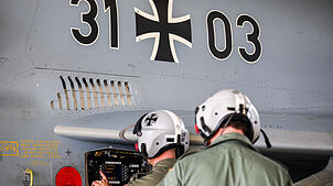 04.06.2025, Nordrhein-Westfalen, Nörvenich: Zwei Mechaniker bereiten einen Eurofighter vor, der im Rahmen der Deep Strike Übung ...