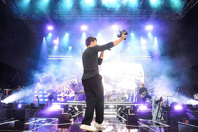 Bild 6: Wincent Weiss singt vor 4500 Besuchern im Regen
