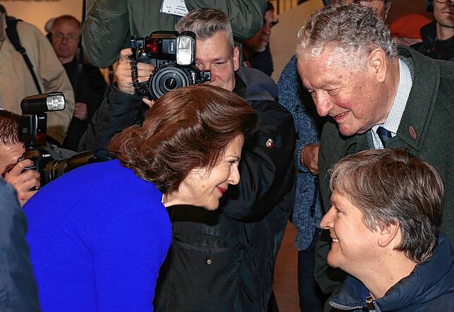 Königin Silvia von Schweden im Jahr 2016 mit Adelsexperte Rolf Seelmann-Eggebert und Sohn Florian Seelmann Eggebert in Hamburg in der ...