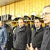 Bürgermeister Micha Bächle (rechts) mit Feuerwehr und Stadträten im Feuerwehrgerätehaus in Unterbränd. Der Gemeinderat verschaffte sich ...