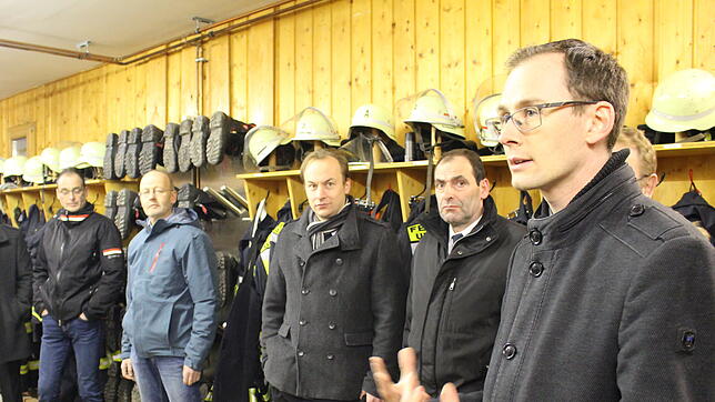 Bürgermeister Micha Bächle (rechts) mit Feuerwehr und Stadträten im Feuerwehrgerätehaus in Unterbränd. Der Gemeinderat verschaffte sich ...
