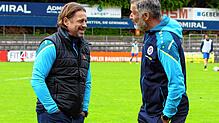 Helgi Kolvidson (links, Sportlicher Leiter) und Trainer Hakan Karaosman freuen sich zurecht: Der SC Pfullendorf zeigte sich beim 5:1 ...