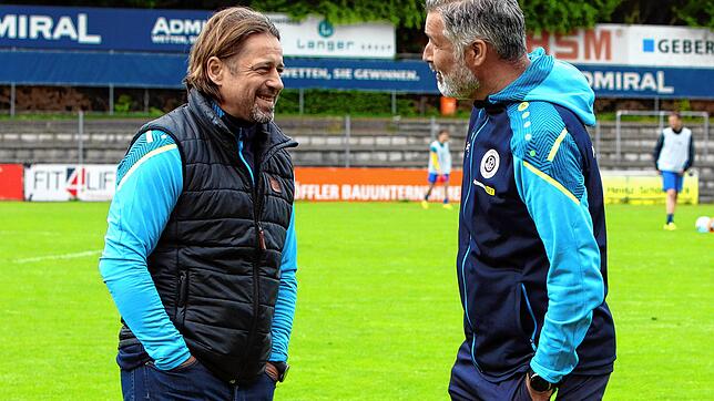 Helgi Kolvidson (links, Sportlicher Leiter) und Trainer Hakan Karaosman freuen sich zurecht: Der SC Pfullendorf zeigte sich beim 5:1 ...