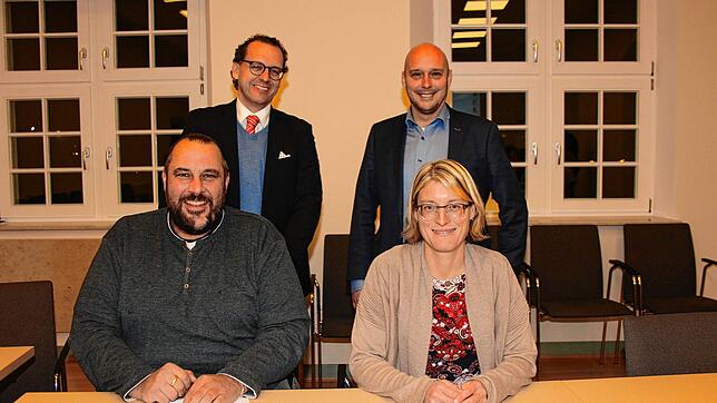 Schulsozialarbeiterin Ann Katrin Schilling und Jugendreferent Wolfgang Weber (vorn) arbeiten für den Gemeindeverwaltungsverband ...