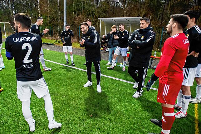 Ansage: Der Trainer des SV 08 Laufenburg, Michael Hagmann (Mitte), fordert von seiner Mannschaft im Heimspiel gegen den FV Herbolzheim ...