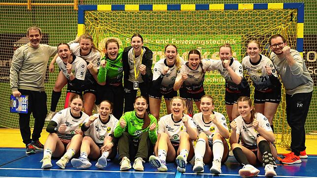 Die Drittliga-Handballerinnen des SV Allensbach freuen sich über ihren Auswärtssieg gegen den TSV Schwabmünchen.
