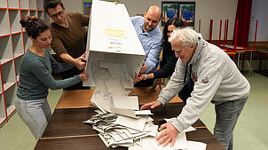 Tolle Leistung der vielen Wahlhelfer, die für einen reibungslosen Ablauf der Bundestagswahl in der Doppelstadt sorgen: Hier wird in der ...