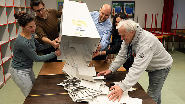 Tolle Leistung der vielen Wahlhelfer, die für einen reibungslosen Ablauf der Bundestagswahl in der Doppelstadt sorgen: Hier wird in der ...
