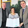 Geehrt: Doris Ruile mit Volker Bausch, stellvertretender Leiter des Kriminalkommissariats VS (links), und Außenstellenleiter Jochen Link ...