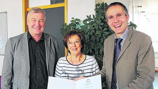 Geehrt: Doris Ruile mit Volker Bausch, stellvertretender Leiter des Kriminalkommissariats VS (links), und Außenstellenleiter Jochen Link ...
