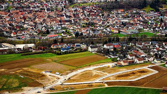Die neuen Straßen am Bräunlinger Bregenberg sind schon zu erkennen. In dem Gebiet soll neuer Wohnraum entstehen. Trotz Corona-Krise gibt ...