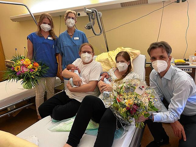 Bild 1: Die 1000. Geburt im Lörracher &bdquo;Eli&ldquo;: Die Jubiläumsbabys heißen Ilvie und Robin