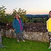 Die Fraktionsmitglieder der GoL, Klaus Bäuerle, Petra Karg und Birgit Zauner, haben sich für das Foto den alten Leustetter Friedhof ...