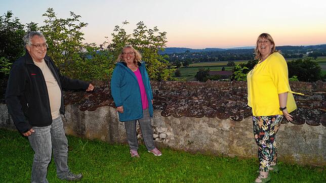 Die Fraktionsmitglieder der GoL, Klaus Bäuerle, Petra Karg und Birgit Zauner, haben sich für das Foto den alten Leustetter Friedhof ...