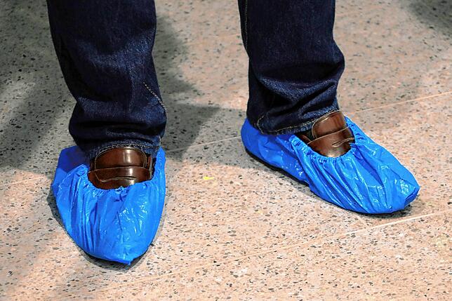 Noch werden zum Schutz der Inneneinrichtung Überziehschuhe angelegt.